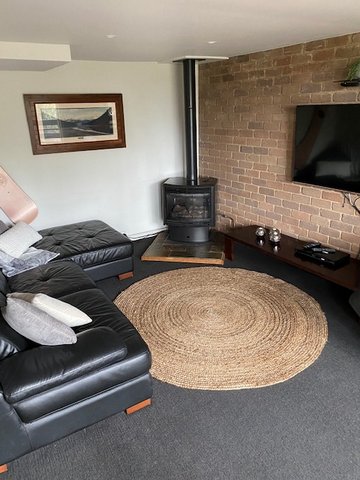 Cascade Apartment 4 lounge